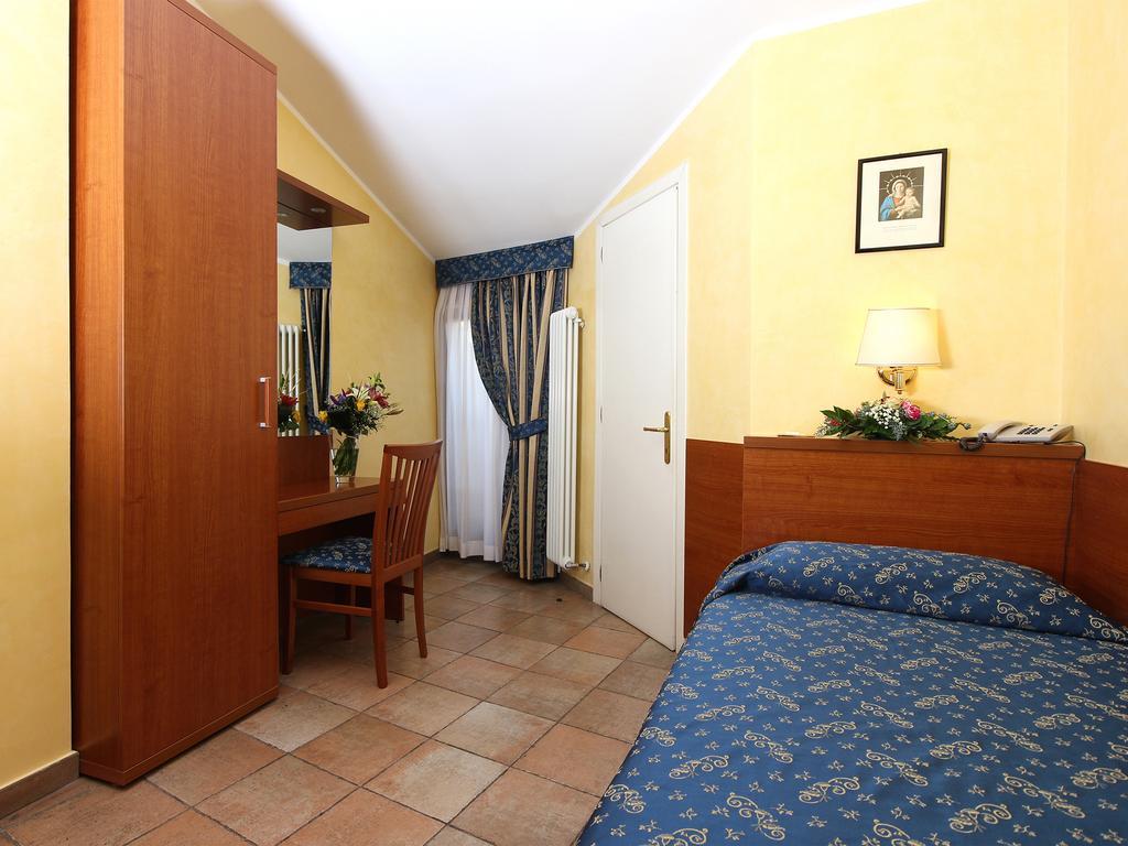 Casa Di Santa Francesca Romana A Ponte Rotto Εξωτερικό φωτογραφία