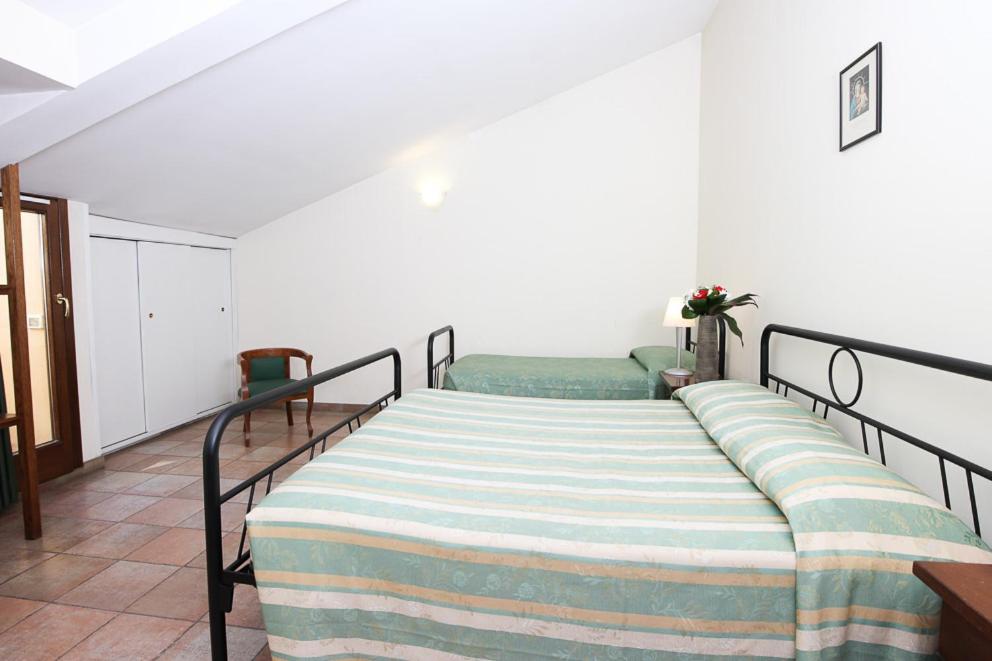 Casa Di Santa Francesca Romana A Ponte Rotto Εξωτερικό φωτογραφία