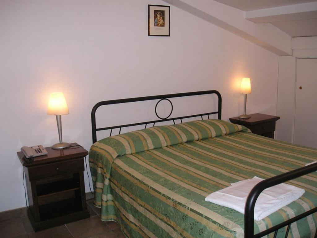 Casa Di Santa Francesca Romana A Ponte Rotto Εξωτερικό φωτογραφία